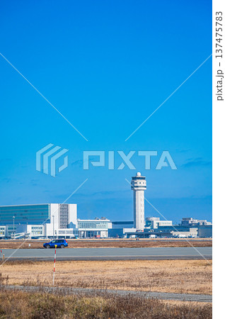 青空の下を飛ぶ飛行機と新千歳空港の風景(北海道千歳市) 青空の下を飛ぶ飛行機と新千歳空港の風景(北海道千歳市) 137475783