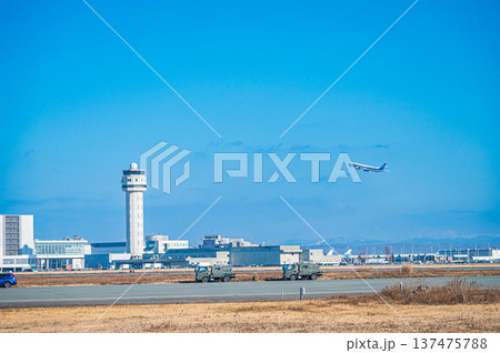 青空の下を飛ぶ飛行機と新千歳空港の風景（北海道千歳市） 137475788