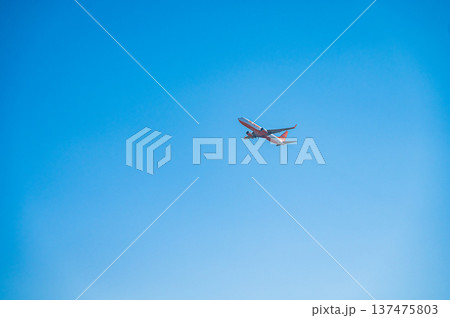青空の下を飛ぶ飛行機と新千歳空港の風景(北海道千歳市) 青空の下を飛ぶ飛行機と新千歳空港の風景(北海道千歳市) 137475803