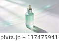 白い反射面に置かれた美容液ボトル｜上品なスキンケア広告イメージ 137475941
