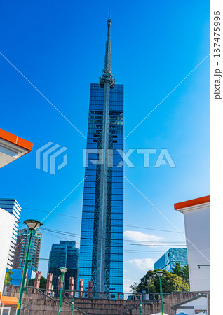 青空と福岡タワーとシーサイドももち海浜公園の風景（九州福岡市） 137475996