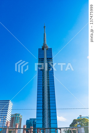 青空と福岡タワーとシーサイドももち海浜公園の風景（九州福岡市） 137475999