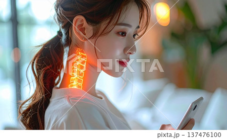 長時間のスマホ使用で女性の首に負担がかかっているイメージ  ストレートネック スマホ首  痛み  137476100