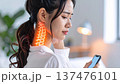 長時間のスマホ使用で女性の首に負担がかかっているイメージ  ストレートネック スマホ首  痛み  137476101