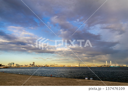 横浜　夕方に見る横浜の海と風力発電 137476109