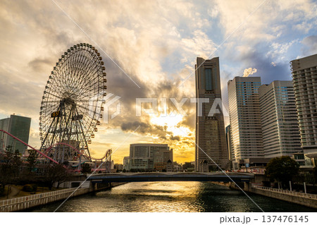 横浜　みなとみらいの夕景 137476145