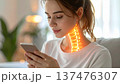 長時間のスマホ使用で女性の首に負担がかかっているイメージ  ストレートネック スマホ首  痛み  137476307