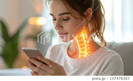 長時間のスマホ使用で女性の首に負担がかかっているイメージ  ストレートネック スマホ首  痛み  137476307