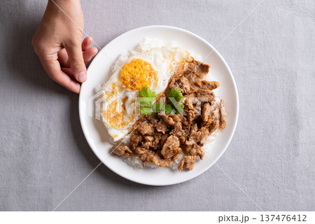 Stir-fried pork with garlic, pepper, fried egg and cooked rice 137476412