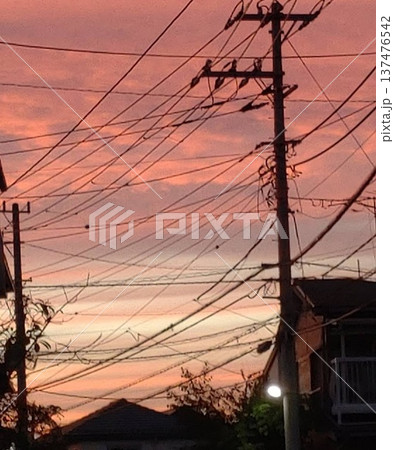 日本の住宅街と電柱シルエットの夕焼け空 日本の住宅街と電柱シルエットの夕焼け空 137476542