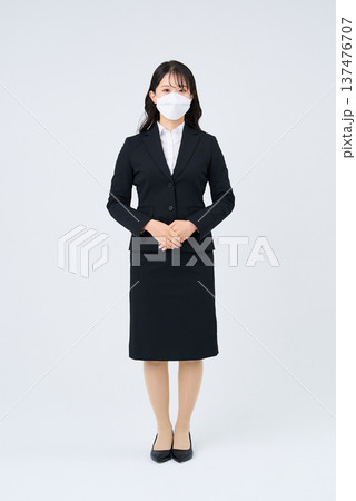 マスクをつけたビジネスウーマン 137476707