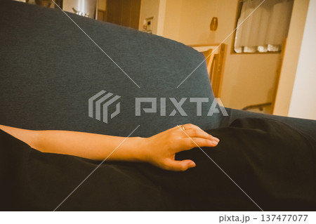 40代女性の左手 40代女性の左手 137477077