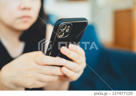 40代女性とスマホ 40代女性とスマホ 137477120