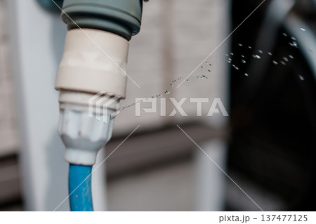 散水ホースの継ぎ目から水が漏れる 137477125