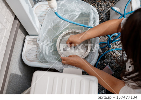 シロッコファンを外の水道で洗う 137477134