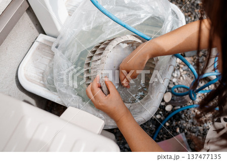 シロッコファンを外の水道で洗う 137477135