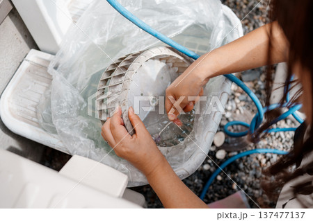 シロッコファンを外の水道で洗う 137477137