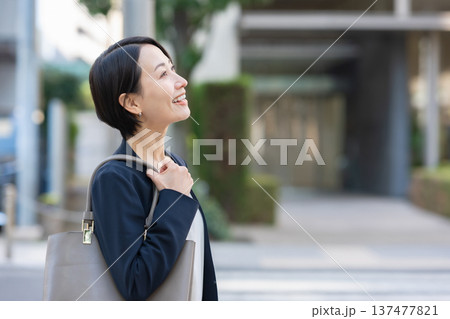 スーツを着たミドル女性 スーツを着たミドル女性 137477821