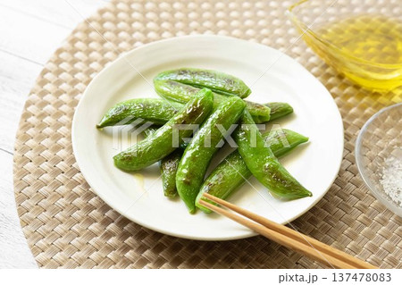 焼いたスナップエンドウ 137478083