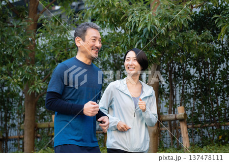 散歩するミドル夫婦 散歩するミドル夫婦 137478111