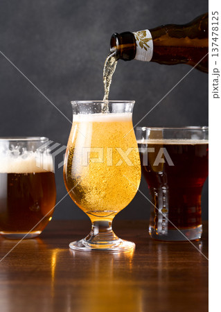 グラスに注いだクラフトビール 137478125