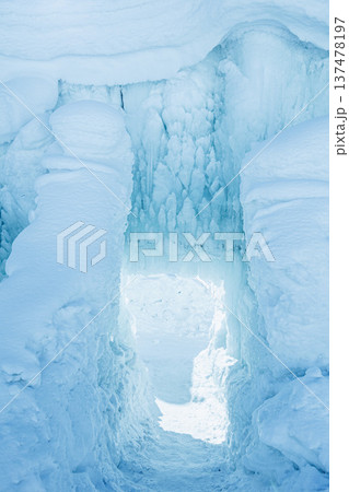 氷の山　雄大な雪原の情景 137478197