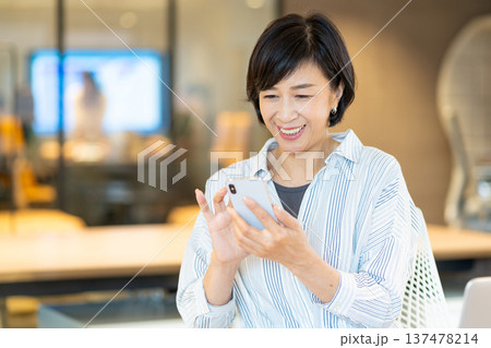 スマートフォンを操作するシニア女性 137478214