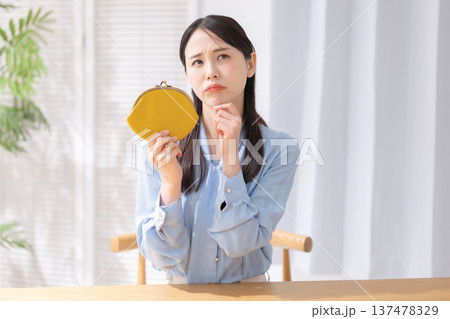 お金のことを考える女性 137478329