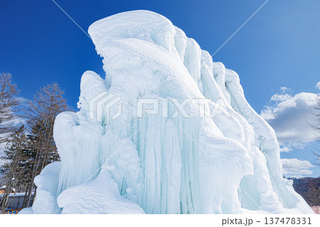 氷の山 雄大な雪原の情景 氷の山 雄大な雪原の情景 137478331