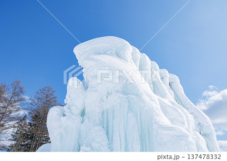 氷の山 雄大な雪原の情景 氷の山 雄大な雪原の情景 137478332