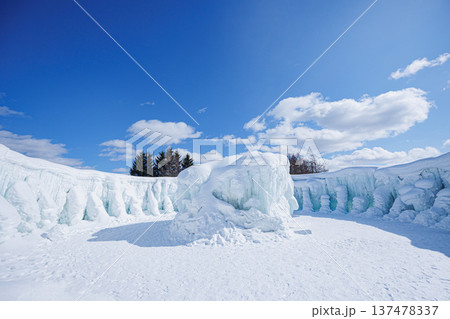 氷の山 雄大な雪原の情景 氷の山 雄大な雪原の情景 137478337