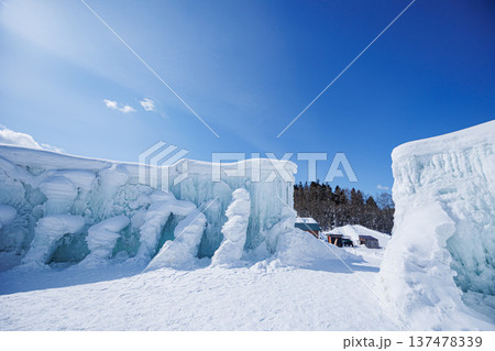氷の山　雄大な雪原の情景 137478339