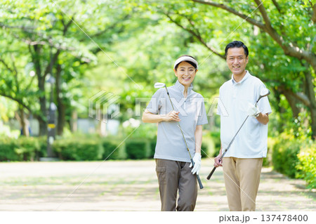 ゴルフをするシニア夫婦 137478400