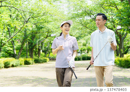 ゴルフをするシニア夫婦 ゴルフをするシニア夫婦 137478403
