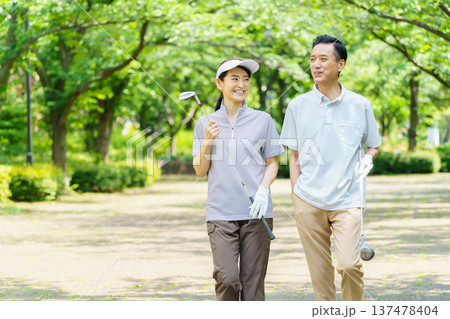 ゴルフをするシニアカップル 137478404
