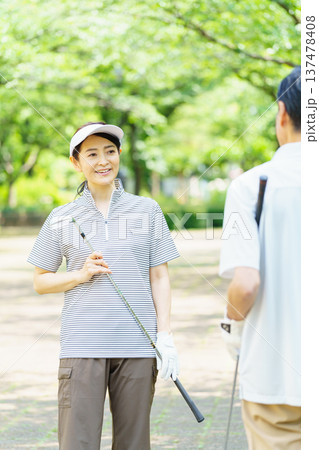ゴルフクラブを持つシニア夫婦 ゴルフクラブを持つシニア夫婦 137478408
