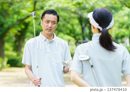 ゴルフクラブを持つシニア夫婦 ゴルフクラブを持つシニア夫婦 137478410