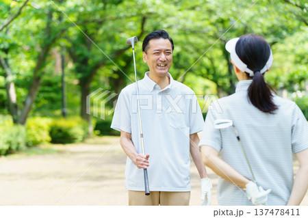 ゴルフ　ミドル夫婦　シニアカップル 137478411