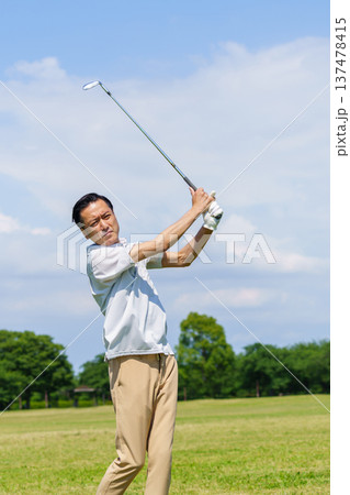ゴルフをするシニア男性 ゴルフをするシニア男性 137478415