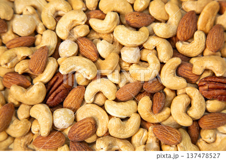 たくさんのナッツ たくさんのナッツ 137478527