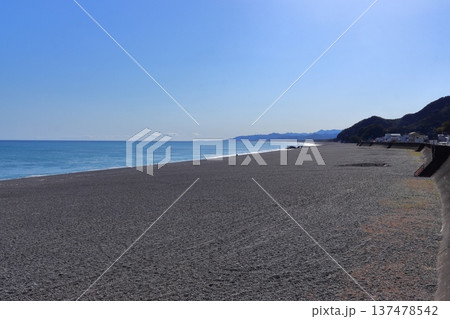 七里御浜の砂礫海岸(三重県熊野市) 七里御浜の砂礫海岸(三重県熊野市) 137478542