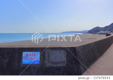 七里御浜の砂礫海岸と津波注意の看板（三重県熊野市） 137478543