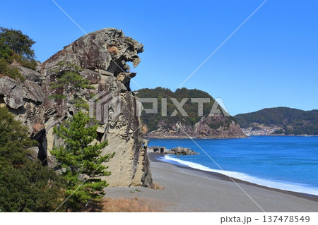 熊野灘(七里御浜)の獅子岩と鬼ヶ城(三重県熊野市) 熊野灘(七里御浜)の獅子岩と鬼ヶ城(三重県熊野市) 137478549