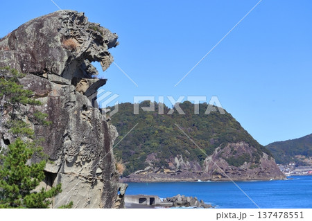 熊野灘(七里御浜)の獅子岩と鬼ヶ城(三重県熊野市) 熊野灘(七里御浜)の獅子岩と鬼ヶ城(三重県熊野市) 137478551