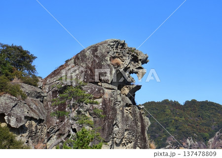 熊野灘(七里御浜)の獅子岩(三重県熊野市) 熊野灘(七里御浜)の獅子岩(三重県熊野市) 137478809