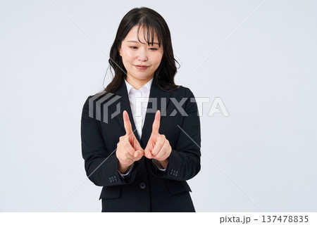 手話をするビジネスウーマン 137478835