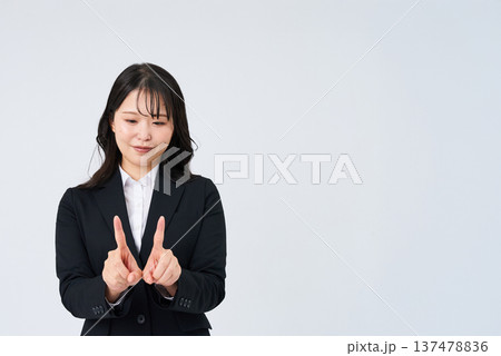 手話をするビジネスウーマン 手話をするビジネスウーマン 137478836