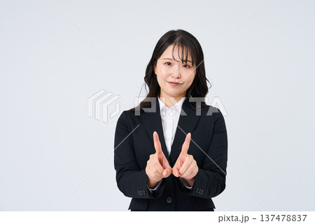 手話をするビジネスウーマン 手話をするビジネスウーマン 137478837