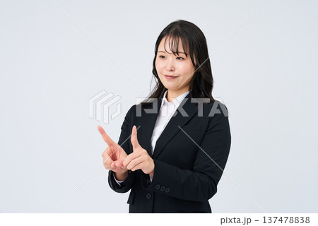 手話をするビジネスウーマン 手話をするビジネスウーマン 137478838
