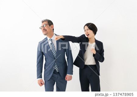 喧嘩する男女 喧嘩する男女 137478905